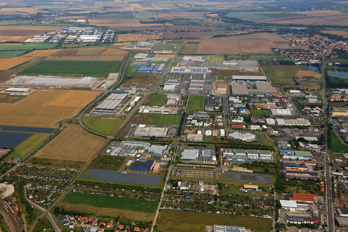 Das Foto zeigt eine Luftansicht des Gewerbegebietes „Erfurter Kreuz“