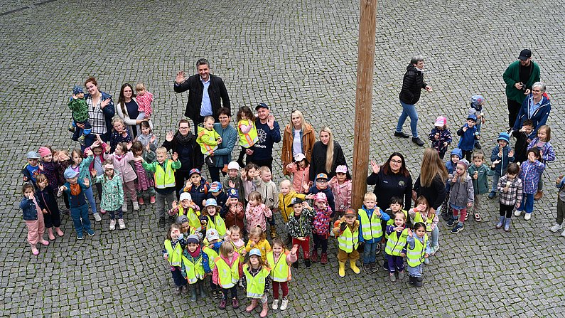 Auf dem Bild sind viele Kinder zu sehen. 