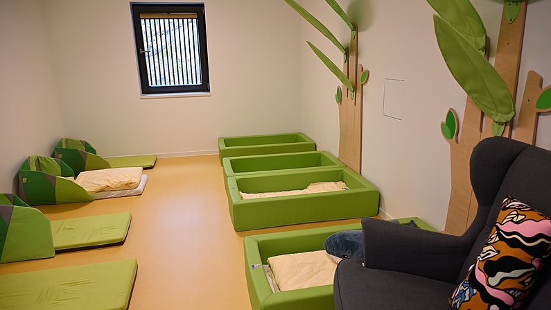 Auf dem Bild ist ein Schlafraum (für Krippenkinder) der neuen Kita Weltentdecker zu sehen. 
