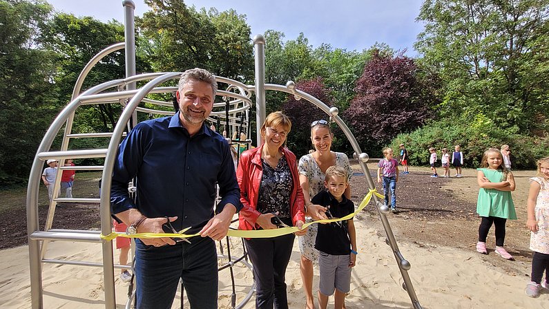 Bürgermeister Frank Spilling, Silke Hausenblas von der Sparkasse Arnstadt-Ilmenau und Dr. Julia Kneise (Ausschuss Kinder, Jugend und Sport) mit Sohn Emil bei der Eröffnung.