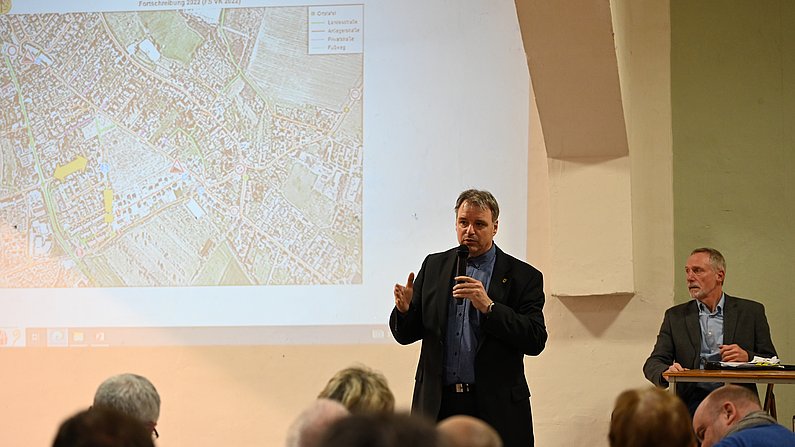 Auf dem Bild ist Stefan Fricke (2. Beigeordneter der Stadt Arnstadt) zu sehen. 