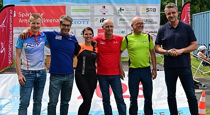 Auf dem Foto sind sechs Personen zu sehen. Sie lächeln in die Kamera. Im Hintergrund kann man Jonastaler Challenge lesen. 