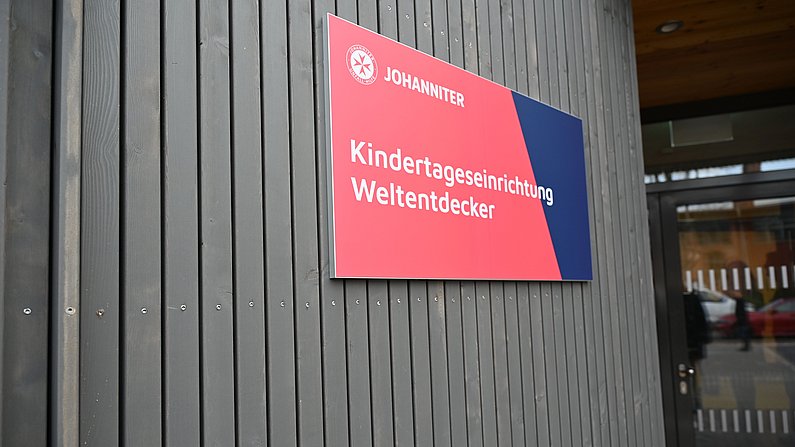 Auf dem Bild ist das Eingangsschild der Kindertageseinrichtung Weltentdecker zu sehen.