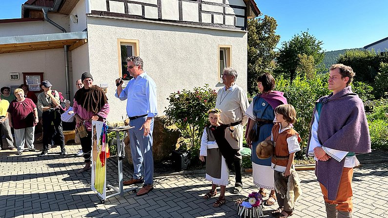 Auf dem Bild sond mehrere Personen bei der Eröffnung des Literaturmuseums zu sehen. 