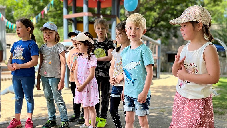 Auf dem Bild sind acht Kinder zu sehen.