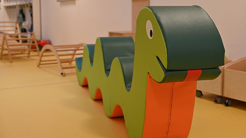 Auf dem Bild ist ein Kinderspielgerät zu sehen. Es ist eine Schlange. 