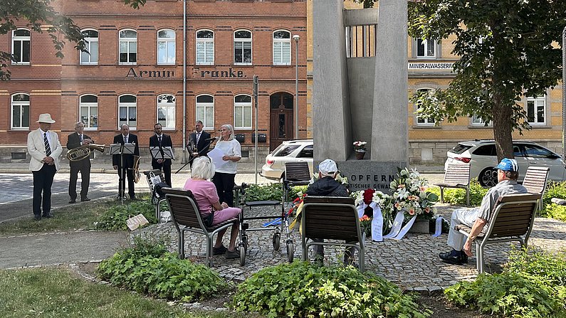 Auf dem Bild sind Personen zu sehen, die die Gedenkveranstaltung am 17. Juni in Arnstadt besuchen. 