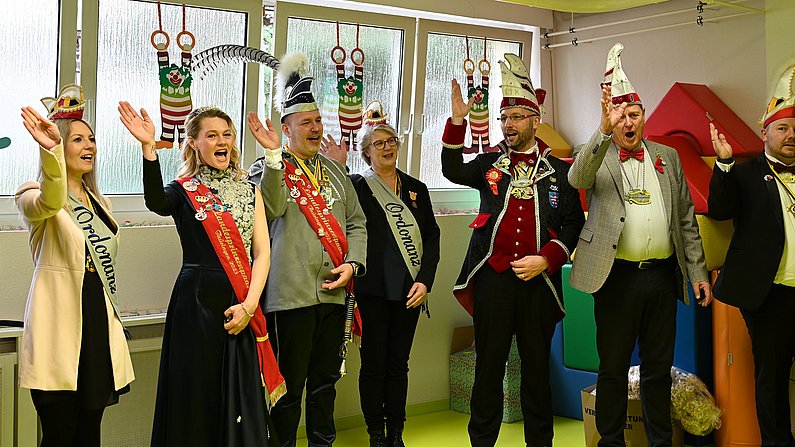 Auf dem Bild ist Ministerpräsident Bodo Ramelow mit dem Landesprinzenpaar zu sehen. 