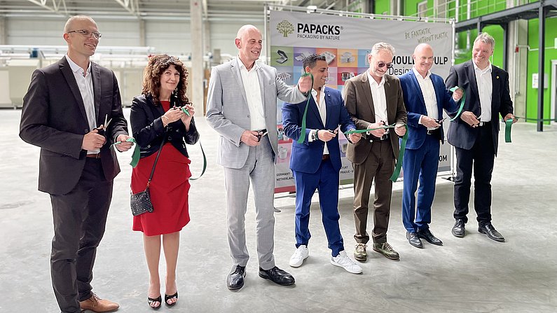 Auf dem Bild sind Verteter aus Politik und Wirtschaft bei der Eröffnungsfeier bei Papacks zu sehen. 