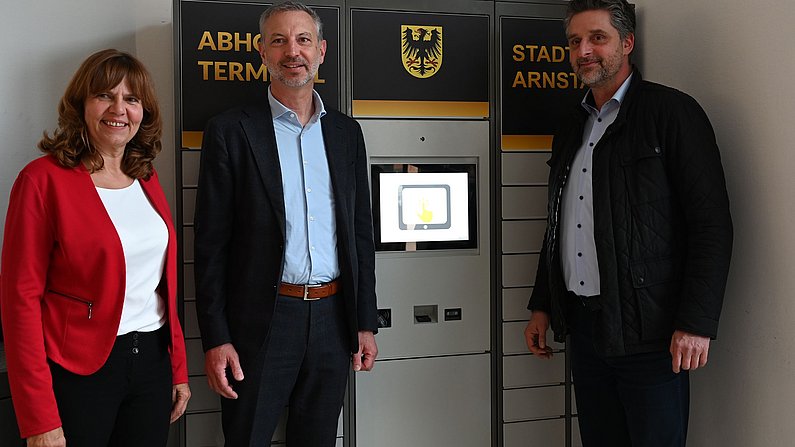 Auf dem Bild sind Silke Hausenblas, Marco Jacob und Frank Spilling bei der Inbetriebnahme des neuen Passterminals zu sehen. 