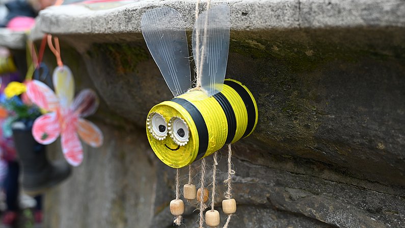 Auf dem Bild ist Brunnenschmuck zu sehen. 