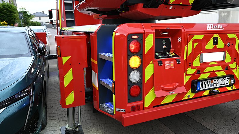 Auf dem Bild ist eine Feuerwehrdrehleiter zu sehen. 