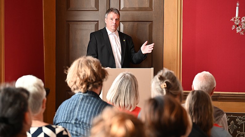 Stefan Fricke bei der Ausstellungseröffnung