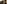 Eine Frau steht vor Glaskästen in denen Puppen ausgestellt werden.