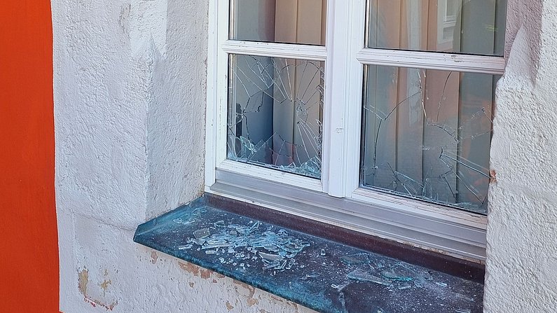 Auf dem Bild ist der zerstörte Eingangsbereich des Arnstädter Rathauses zu sehen. 