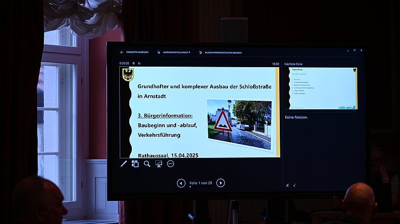 Auf dem Foto ist eine Folie einer Präsentation zu sehen. 