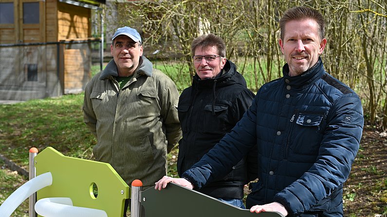 Tierparkleiter Maik Wedemann, Henry Jacob vom Johannes-Falk-Projekt und Werkleiter Jörg Neumann