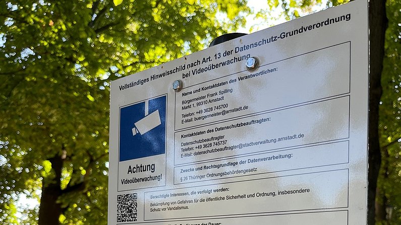 Auf dem Bild ist ein Hinweisschild zu sehen. 