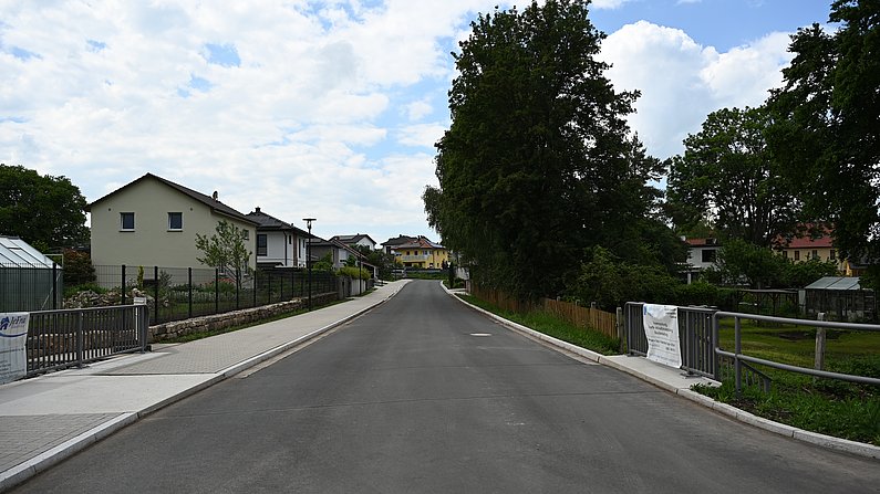 Auf dem Foto ist die neue Brücke und der ausgebaute Straßenabschnitt zu sehen. 