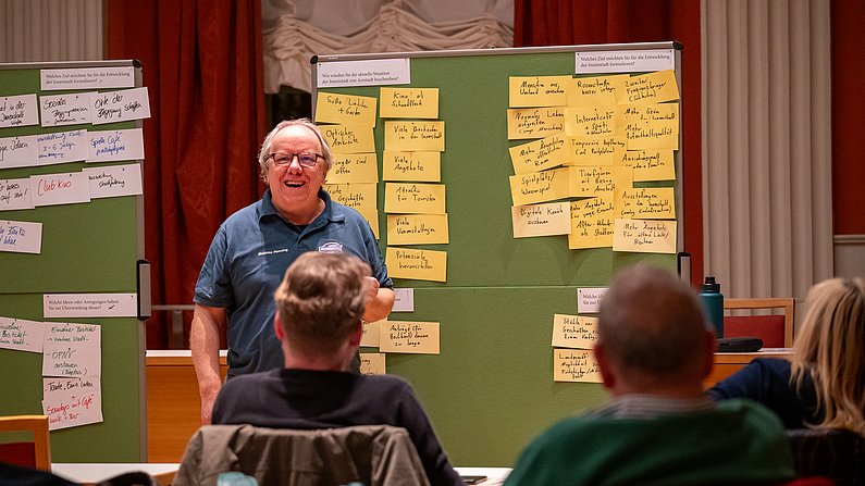 In zwei Kleingruppen sammelten die Teilnehmer ihre Ideen und stellten sie in der großen Runde vor.