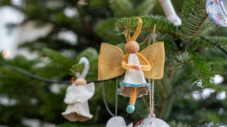 Auf dem Bild ist ein Dekoelement an einem Weihnachtsbaum zu sehen. 