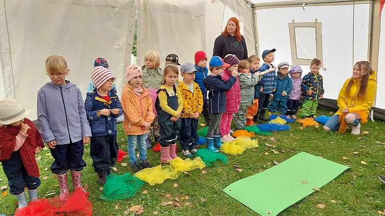 Auf dem Bild sind die Kinder der Kita Wipfrataler Strolche zu sehen. 