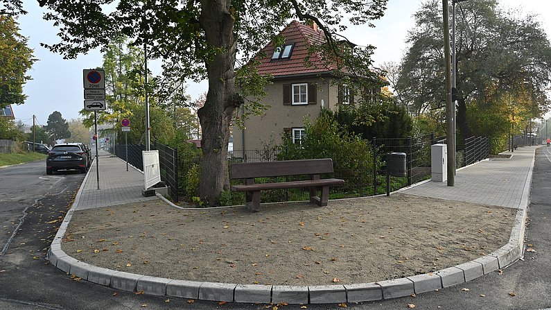 Auf dem Bild ist der neue Fußweg in der Schillerstraße und Eichfelder Weg zu sehen.