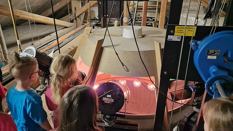 Auf dem Bild sind Kinder hinter den Kulissen des Arnstädter Theaters zu sehen. 