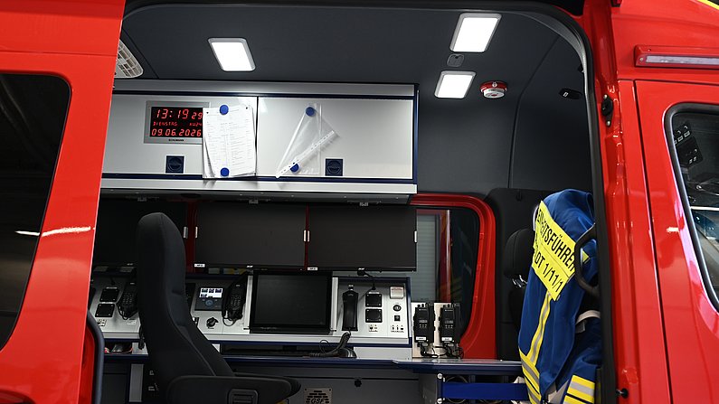 Auf dem Foto sieht man einen verbauten Rauchmelder in einem Feuerwehrfahrzeug. 