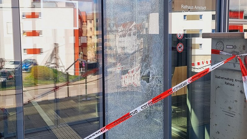 Auf dem Bild ist der zerstörte Eingangsbereich des Arnstädter Rathauses zu sehen. 