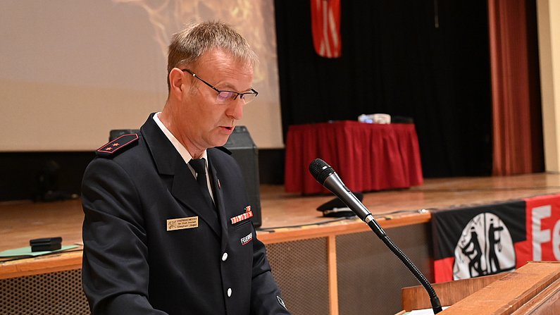 Auf dem Bild ist Stephan Jäger (Stadtbrandmeister) zu sehen. 