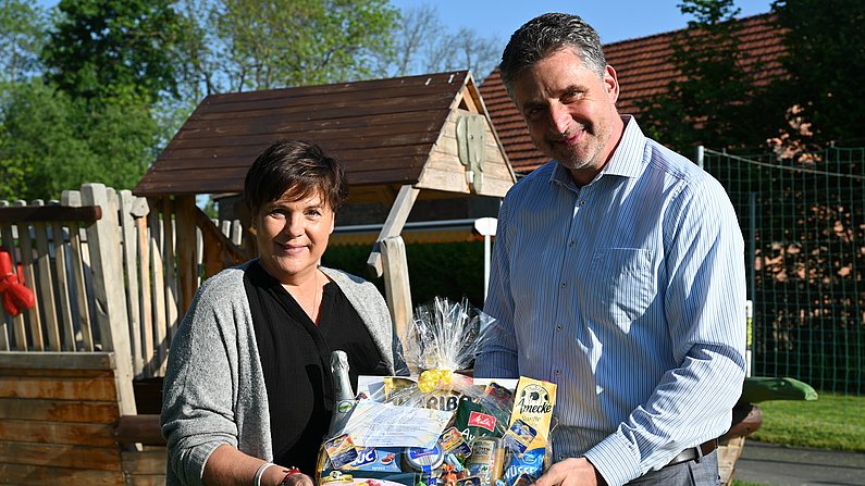Auf dem Bild ist Bürgermeister Frank Spilling mit der Einrichtungsleiterin der Kita Zauberland in Rudisleben zu sehen. 