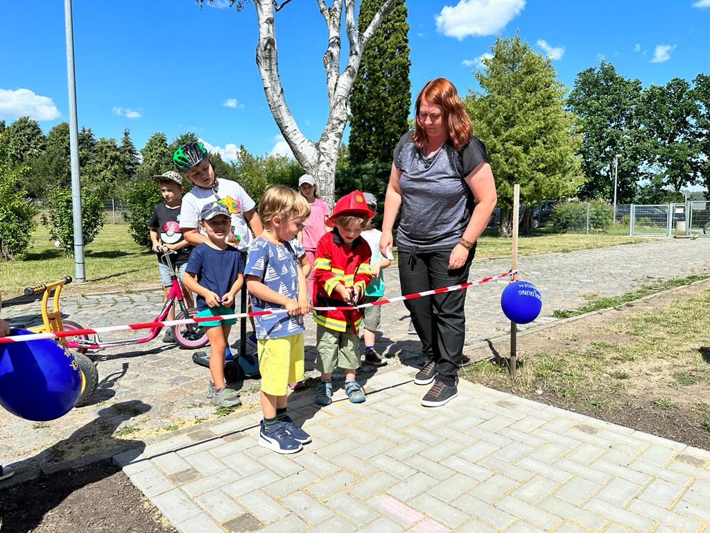 Auf dem Bild disnd Kinder der Wipfrataler Strolche zu sehen sowie die Einrichtungsleiterin Anett Sträßer. 