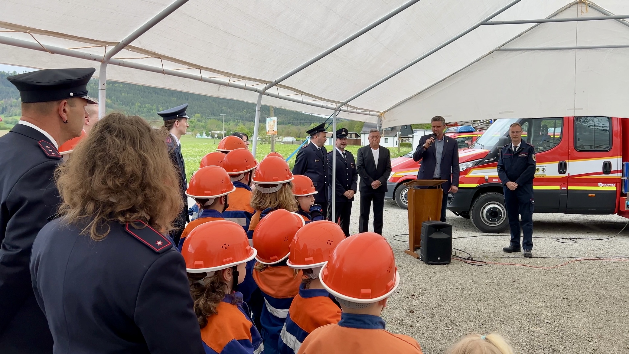 Bürgermeister Spilling steht vor der Jugendfeuerwehr und spricht.